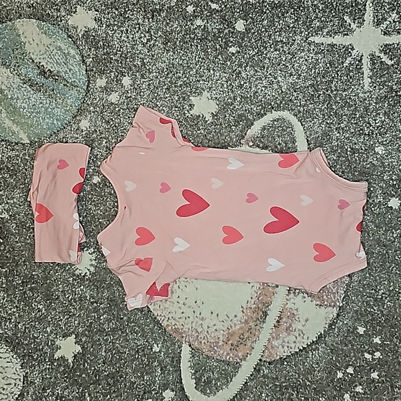 Kyte Baby Retired Print Crepe Hearts Newborn Bodysuit and 0-3 Months Bow Bundle - Picture 2 of 2